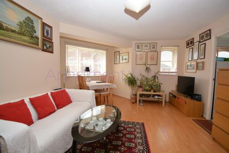 1 bedroom in a flat share to rent - Photo 2