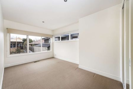 Beautifully presented townhouse has so much to offer - Photo 5