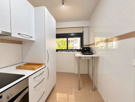 Middle Floor Apartment in Estepona - Photo 3