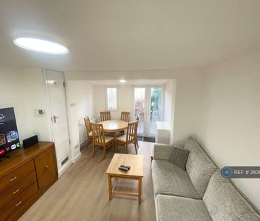 1 bedroom in a house share to rent - Photo 2