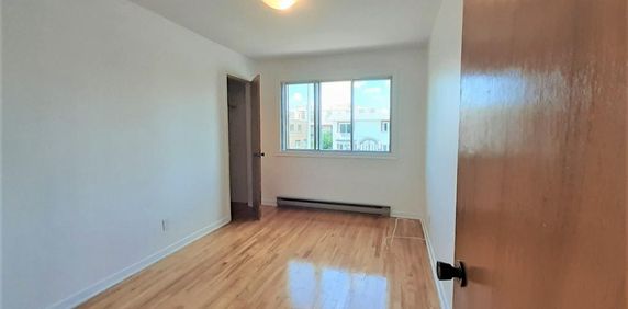 N-Rosemont Près Anjou/St.Léonard 4.5 au 2e Étage Triplex - Photo 2