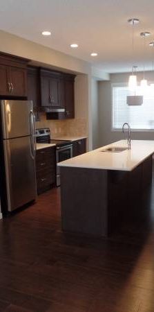 Like new, double garage 3 bdrms townhouse in Panorama hills! - Photo 1