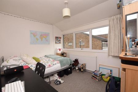 4 bedroom end of terrace house to rent - Photo 3