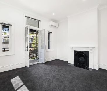 A sophisticated newly renovated terrace home located in a prime cit... - Photo 2