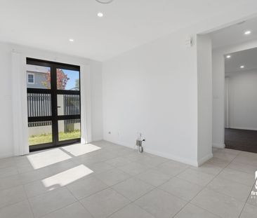 Stylish Townhouse in Sought-After Estate with Bushland Views - Photo 1