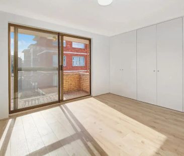 “Superbly located, Spacious & Bright Apartment” - Photo 2