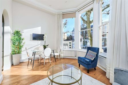Spacious split level two bedroom, two bathroom with private outdoor space in the heart of Maida Vale. - Photo 2