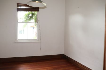 Cosy 5-Bedroom Home with lots of Character - Surrounded by Fruit Trees - Photo 5