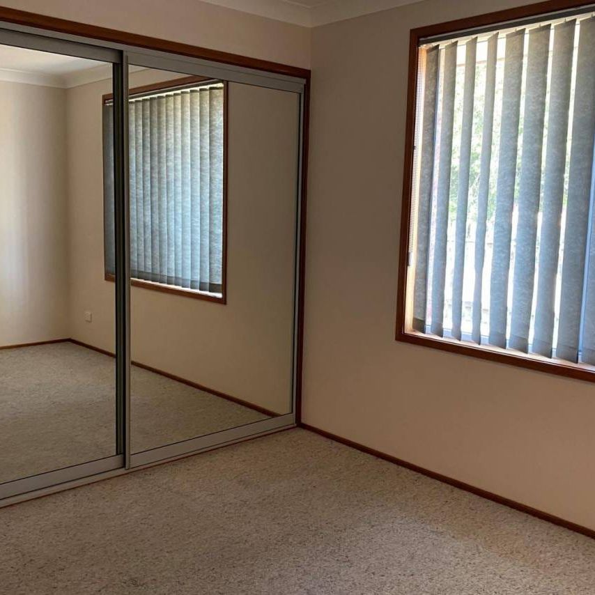 NEAT AND TIDY 4 BEDDER IN LAKESIDE! - Photo 1