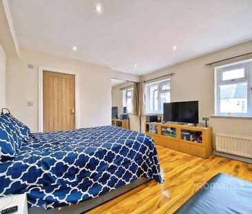 St. Johns Road, Farnborough, GU14 - Photo 5