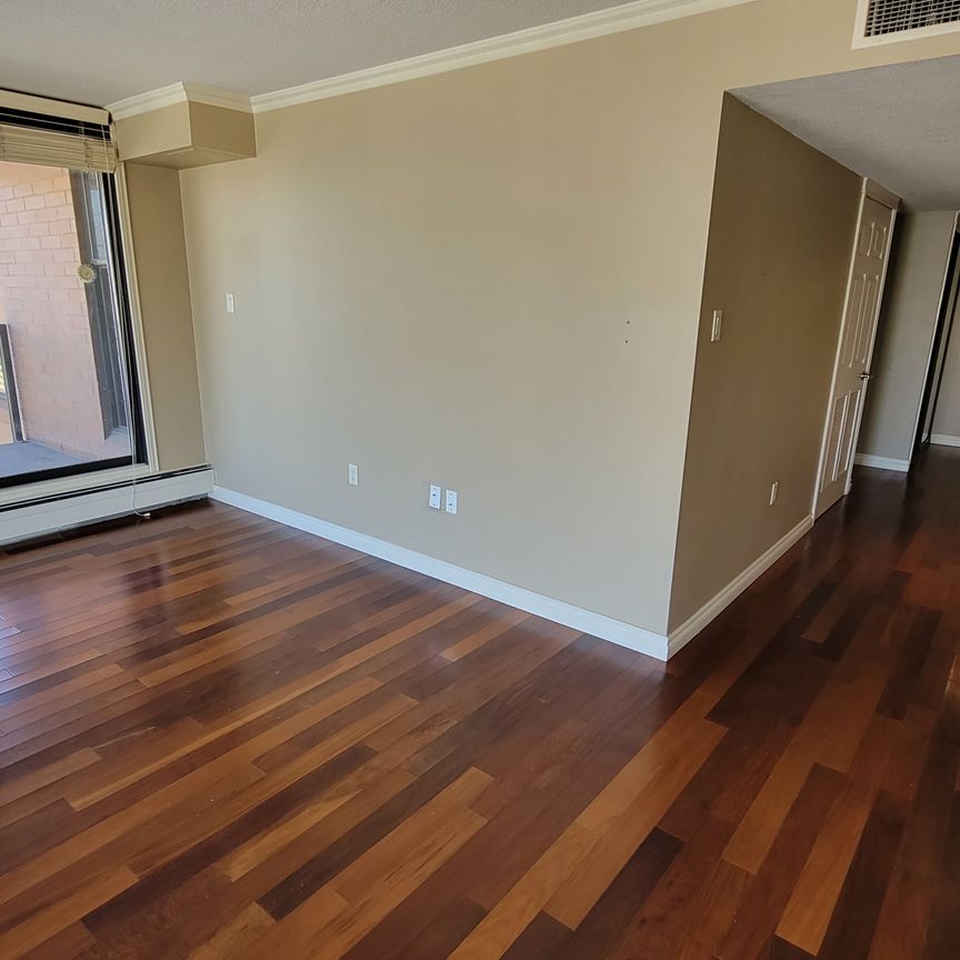 2 Br Large Executive Condo In Westmount Place/ Heat & Water Included! - Photo 1