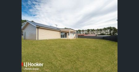 Comfort & Space – Moments from Bargo Station - Photo 3