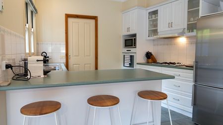 Premium Waterfront Setting With Bay Views - Fully Furnished - Photo 4