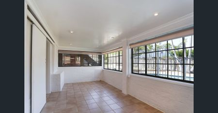 LARGE FAMILY HOME PERFECT FOR SUMMER! - Photo 5