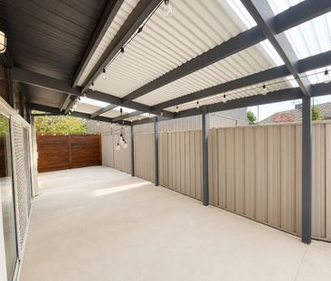 3 Bedroom Modern Home - Photo 5