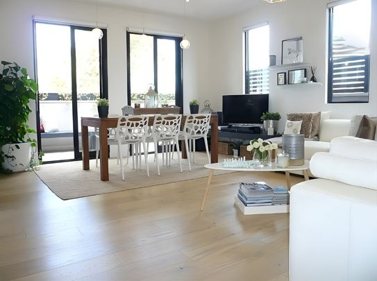 Immaculate Light-Filled Apartment in Prime Balwyn Location - Photo 1