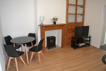 3 bedroom flat to rent - Photo 2