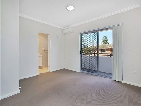 Modern Coastal Living in Maroubra - 3-Bedroom Townhouse - Photo 5