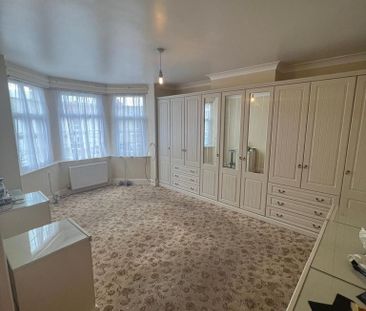 4 bedroom semi-detached house to rent - Photo 3