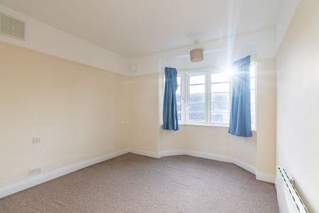 Available unfurnished now - Photo 4