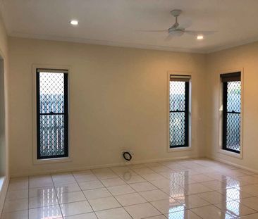 CABOOLTURE - MODERN & TRANQUIL - Photo 3