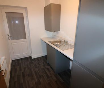 4 bedroom semi-detached house to rent - Photo 5