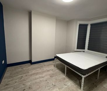 Room in a Shared House, Whitehorse Road, CR7 - Photo 6