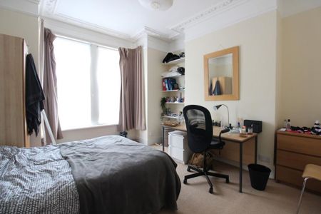 5 bedroom end of terrace house to rent - Photo 4