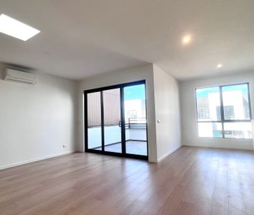 Brand new townhouse in the heart of Aurora Estate! - Photo 1