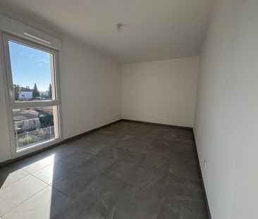 location Appartement T4 DE 73.67m² À ARLES - Photo 6