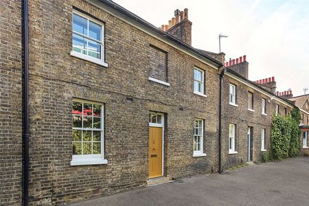A Grade II Listed three bedroom terraced house with off street parking and set behind gates. - Photo 3