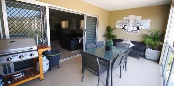 Fully-Furnished 2 bedrooms, 2 bathrooms, 1 car space, 2 balconies, Air Con, Pool, BBQ, Park, Security, Public Transport - Photo 2
