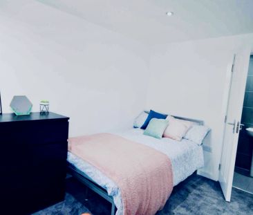 3 Beds 2 Baths - Photo 4