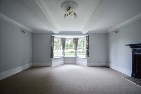 A substantial Grade II listed four bedroom Farm House located in the picturesque village of Teversham offering views across the countryside and conveniently located for Cambridge and the surrounding Business Park. Double garage and driveway parking. Unfurnished. - Photo 2