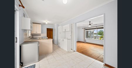 Bright & Welcoming Villa Near Shops and Beaches - Photo 2