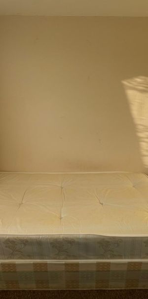 Light-Filled Double Room for Rent – Great Transport Links – Warren Road London - Photo 1