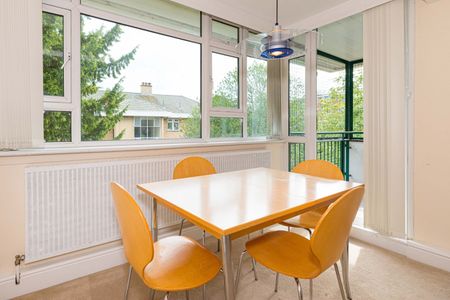 3 Bed Flat, Smithwood Close, SW19 - Photo 3