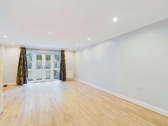 Brooklands Lane, Weybridge, Surrey, KT13 - Photo 1