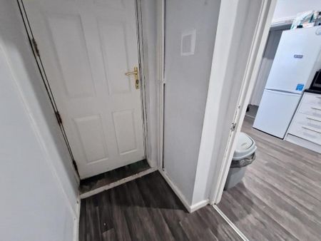 1 bedroom in a house share to rent - Photo 4