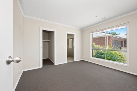 NEAT AND TIDY THREE BEDROOM TOWNHOUSE - Photo 2