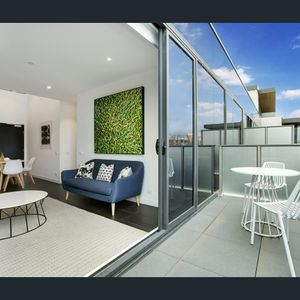 STUNNING 2 BEDROOM APARTMENT IN PRIME LOCATION - Photo 2