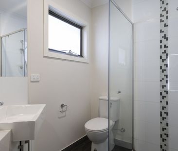 MODERN TWO BEDROOM TOWNHOUSE!! - Photo 1