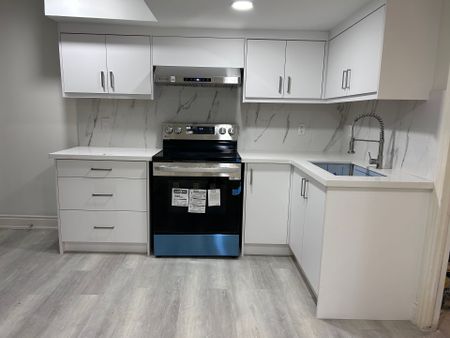 For Lease - 39 Waterton Crescent, Richmond Hill, Ontario - Photo 2