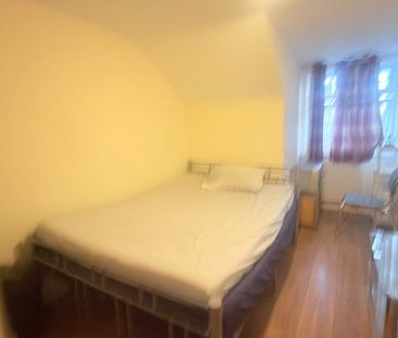 1 bedroom in a flat share to rent - Photo 2