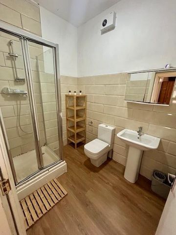 4 bedroom flat to rent - Photo 2