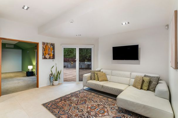 Prestige, Space & Panoramic Harbour Views - Photo 1