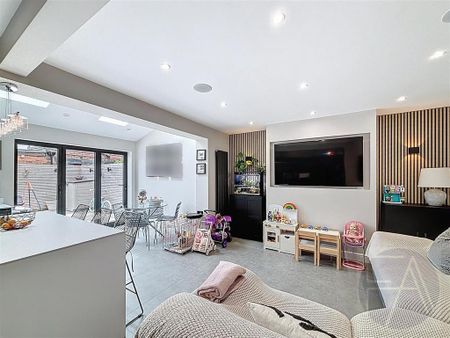 3 bedroom semi-detached house to rent - Photo 3