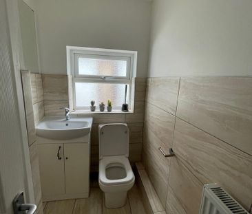 4 bedroom end of terrace house to rent - Photo 6