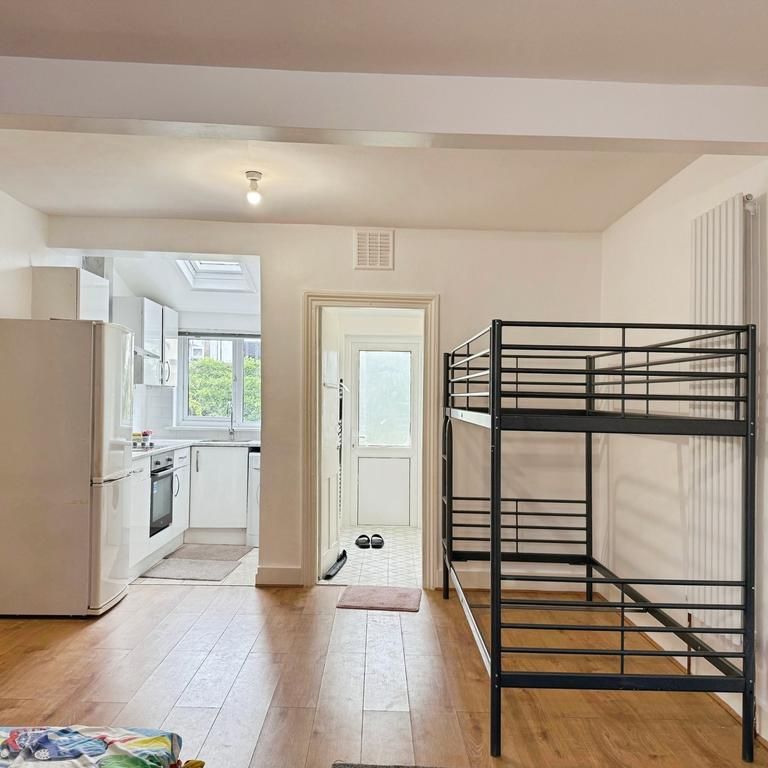 Studio to rent - Photo 1