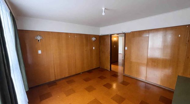 Sunny Top-Floor Family Home – Prime Location - Photo 1